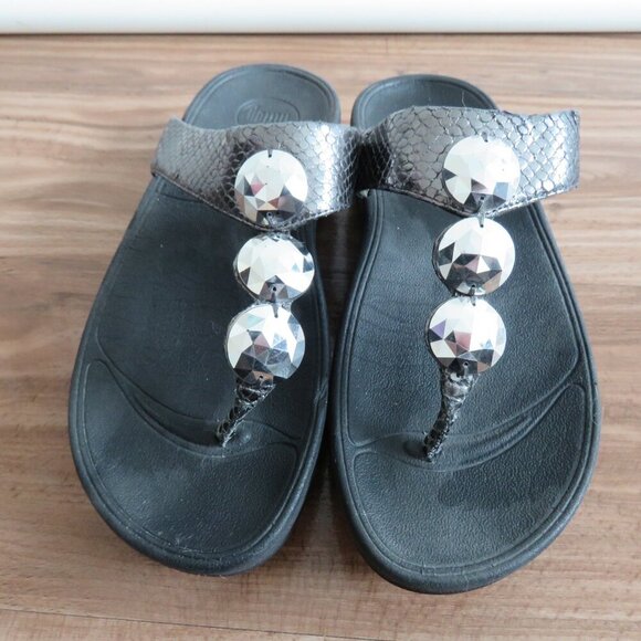 FITFLOP Petra Thong Toe Post Flip Flop Sandals in Metallic Pewter Snake Print - Picture 3 of 12